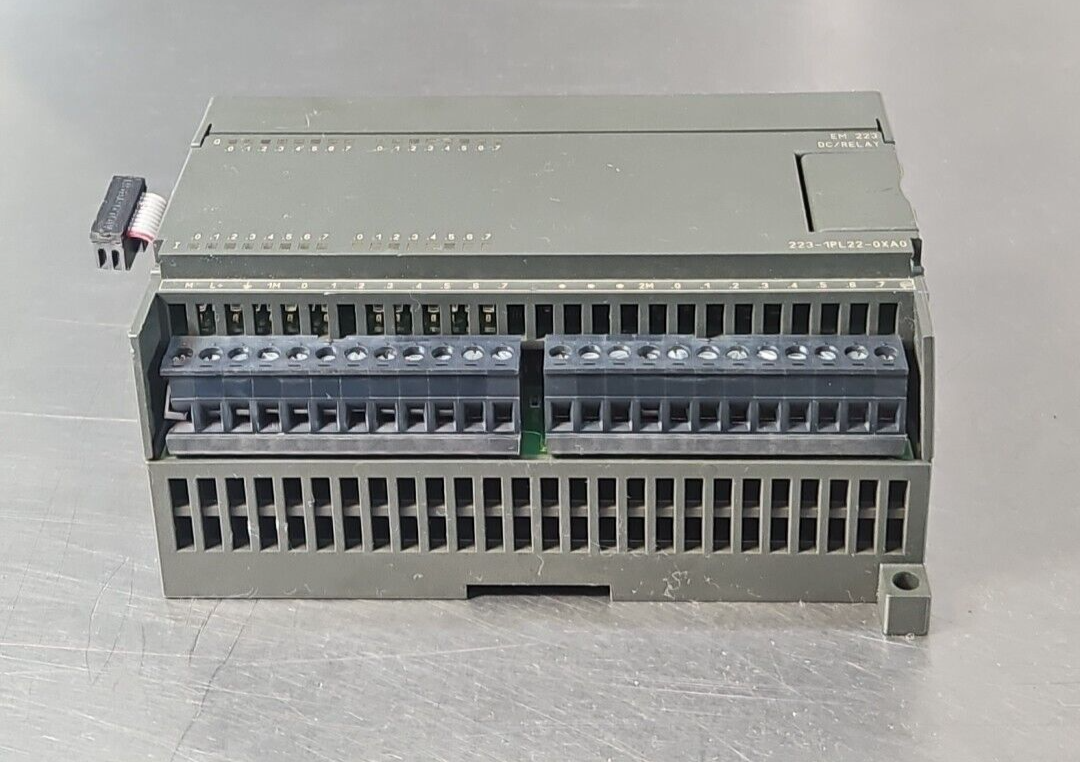 Siemens  6E57 223-1PL22-0XA0   PLC                                (BIN642)