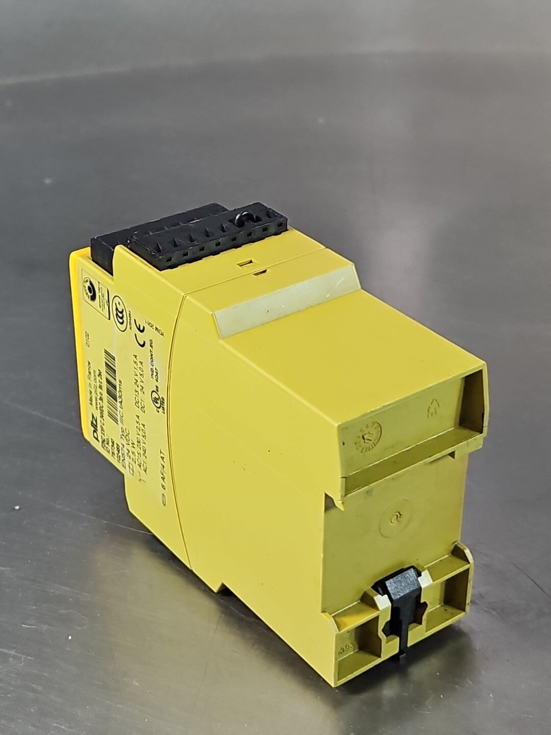 PILZ P2HZ X1P C  24VDC Safety relay                                     (BIN353)