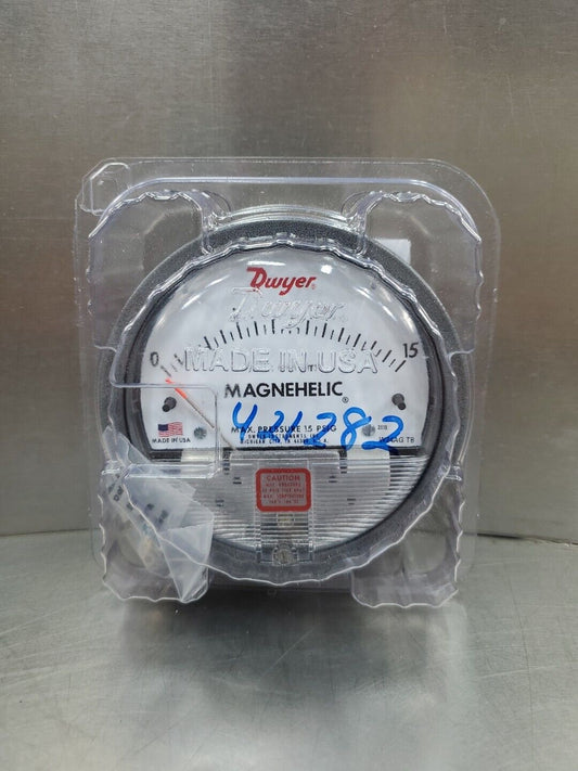DWYER MAGNEHELIC W24AG TB PRESSURE GAUGE, 0-15 INCHES OF WATER.            6B-11