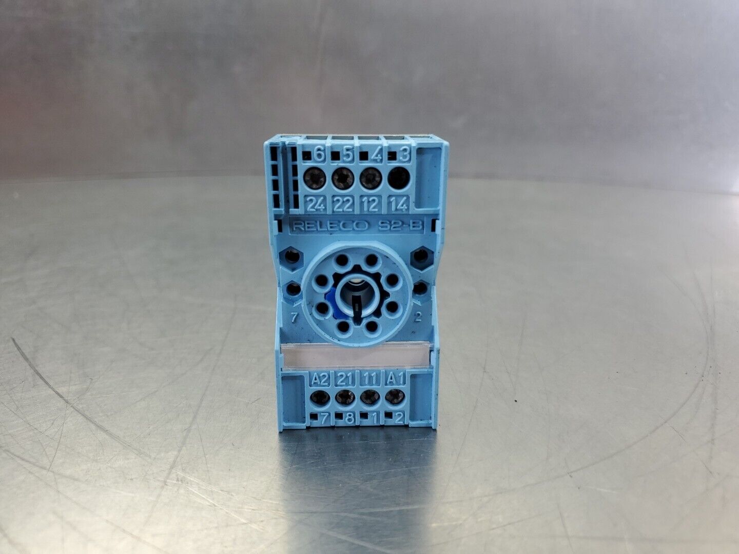 RELECO S2-B 8-PIN 10A/380V RELAY BASE.                                     4D-26