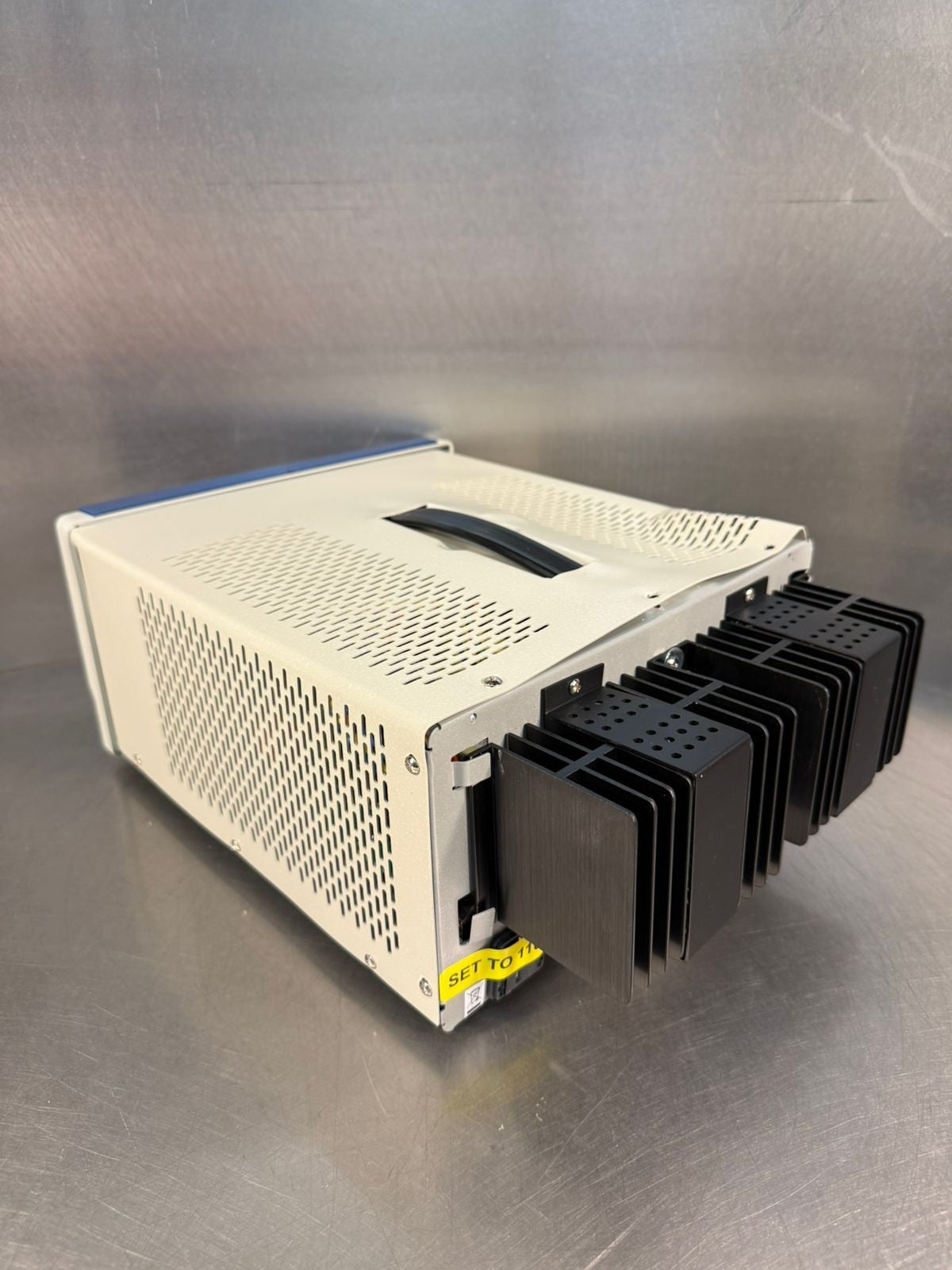B&k Precision 1762 - Triple Output DC Power Supply                (10.3.1)
