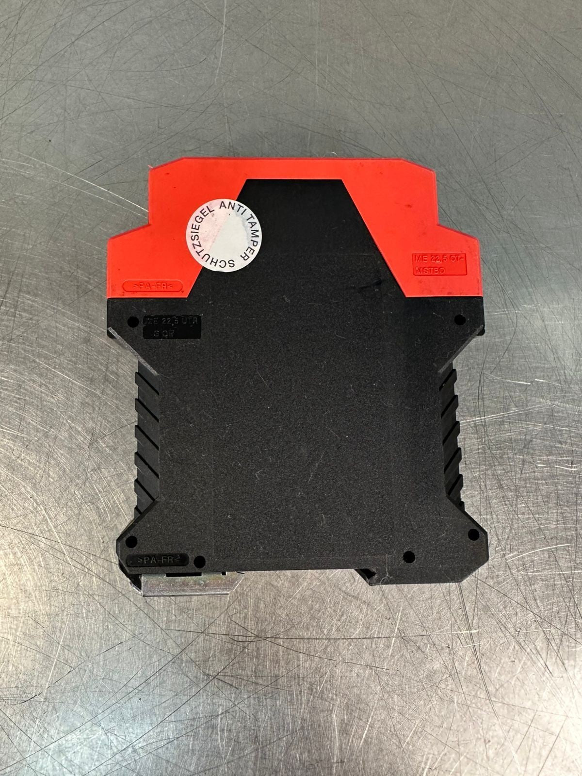 Schneider Electric XPSBCE3410P Safety Relay 115VAC 50/6HZ 8A       (7.3.4)