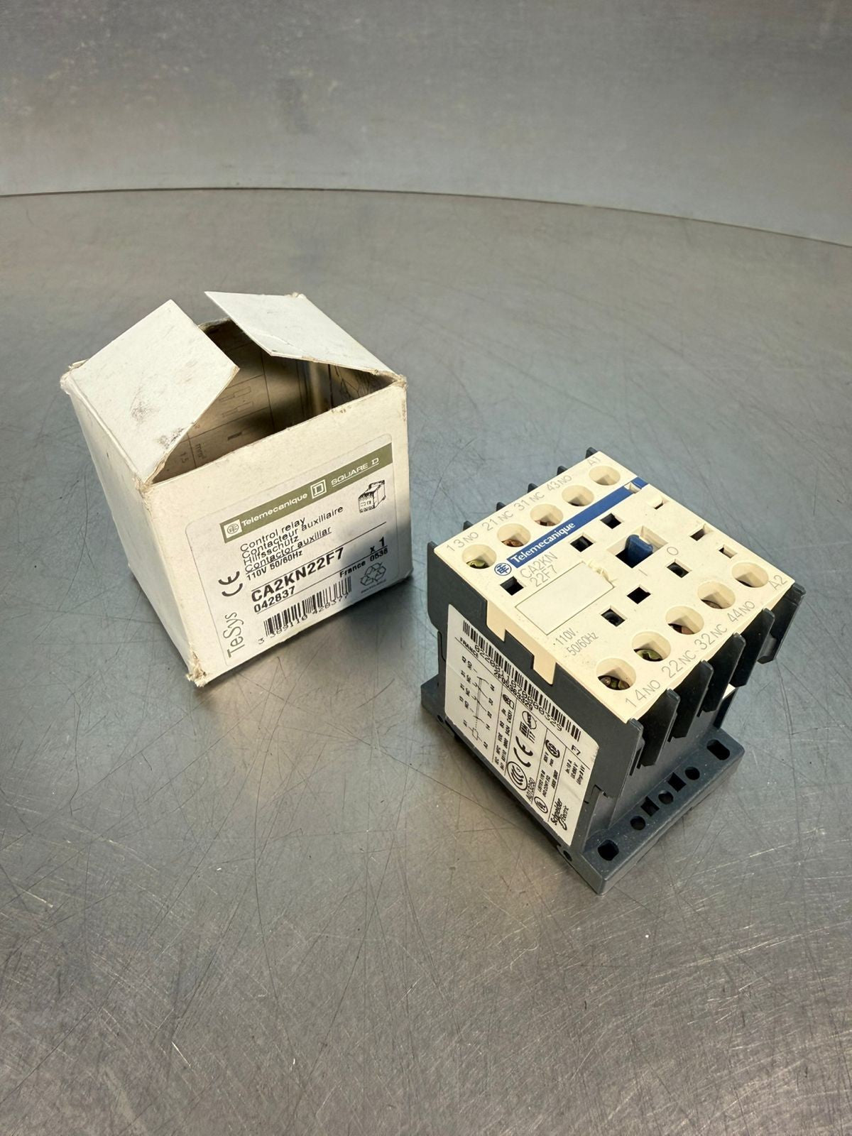 Telemecanique  CA2KN22F7 Control Relay 110 V 50/60 Hz (9.3.1)