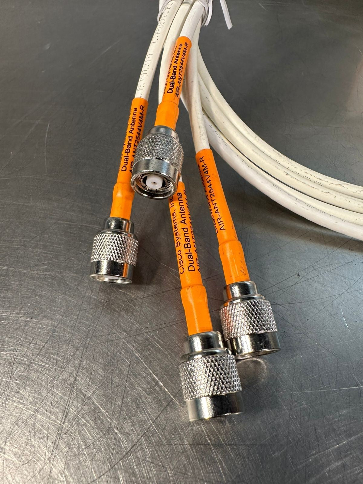 Cisco AIR-ANT2544V4M-R Antenna - Dual Band Rev  A0 2.4/5 Ghz       (9.5.5)