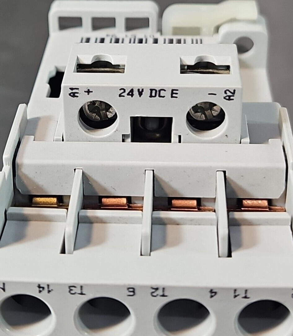 Allen Bradley 100-C23UEJ10 SerC  3Ph Coil 24VDC 600VAC Max               loc4C34