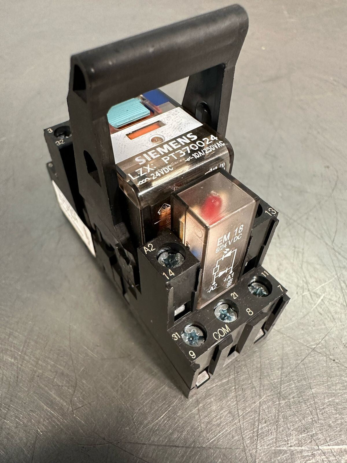 Siemens PT370024 24VDC 10 Amp 250VAC Plug-In Relay with PT78730     (7.4.3)