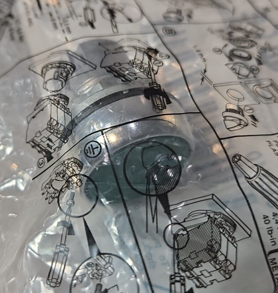 Allen Bradley 800FM-F3MX10 SerA Green Flush Non-Illuminated Push Button (BIN424)