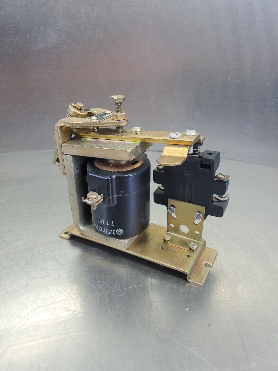 General Eletric IC2820A100-BB 10Amp 600Volt Enclosed Relay.                4E-28