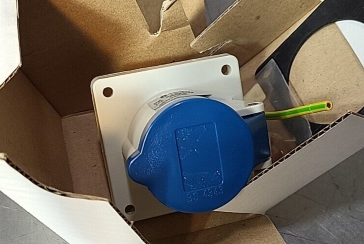 Mennekes 320R6 Wiring device 20A 3W 250Vac                       Loc 4E 20