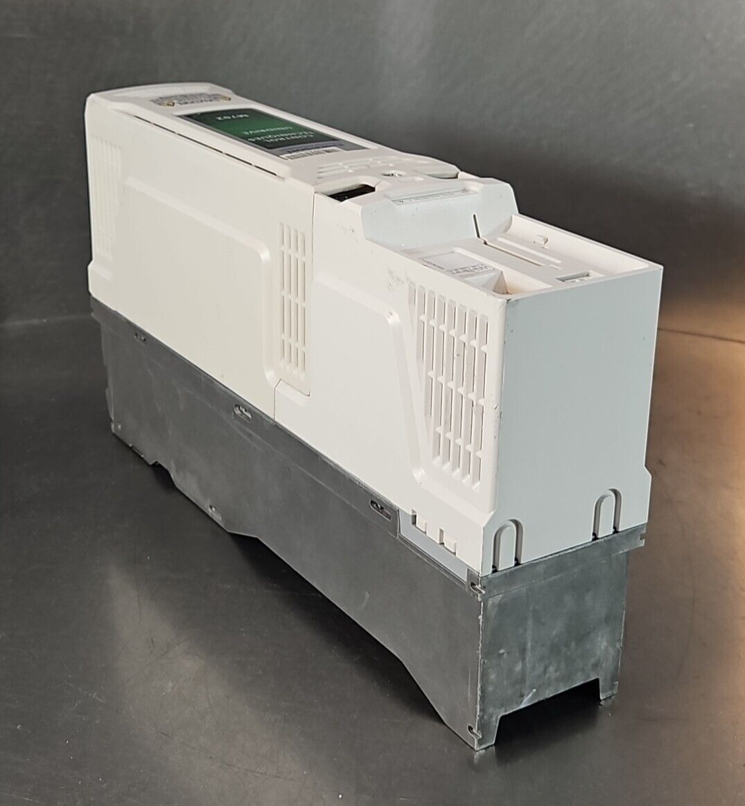 Nidec Unidrive M702 034 00100 A AC Drive 5.0/7.5 Hp 380-480V            (BIN315)
