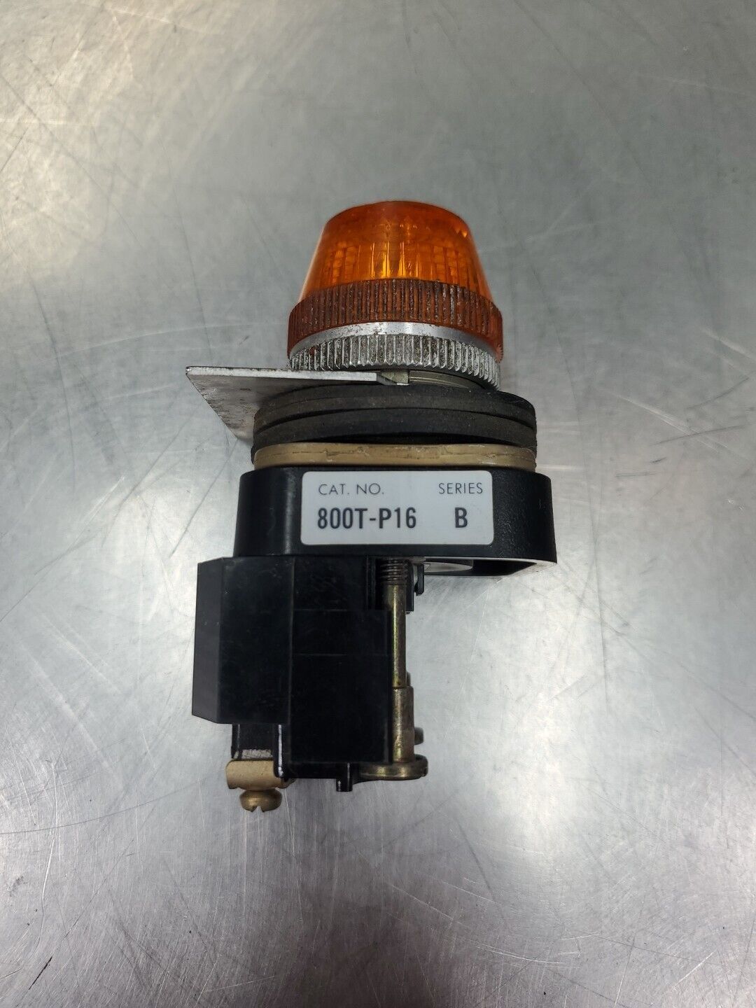 ALLEN BRADLEY 800T-P16 SER B PILOT LIGHT AMBER, 120VAC 50/60HZ.             4D-8