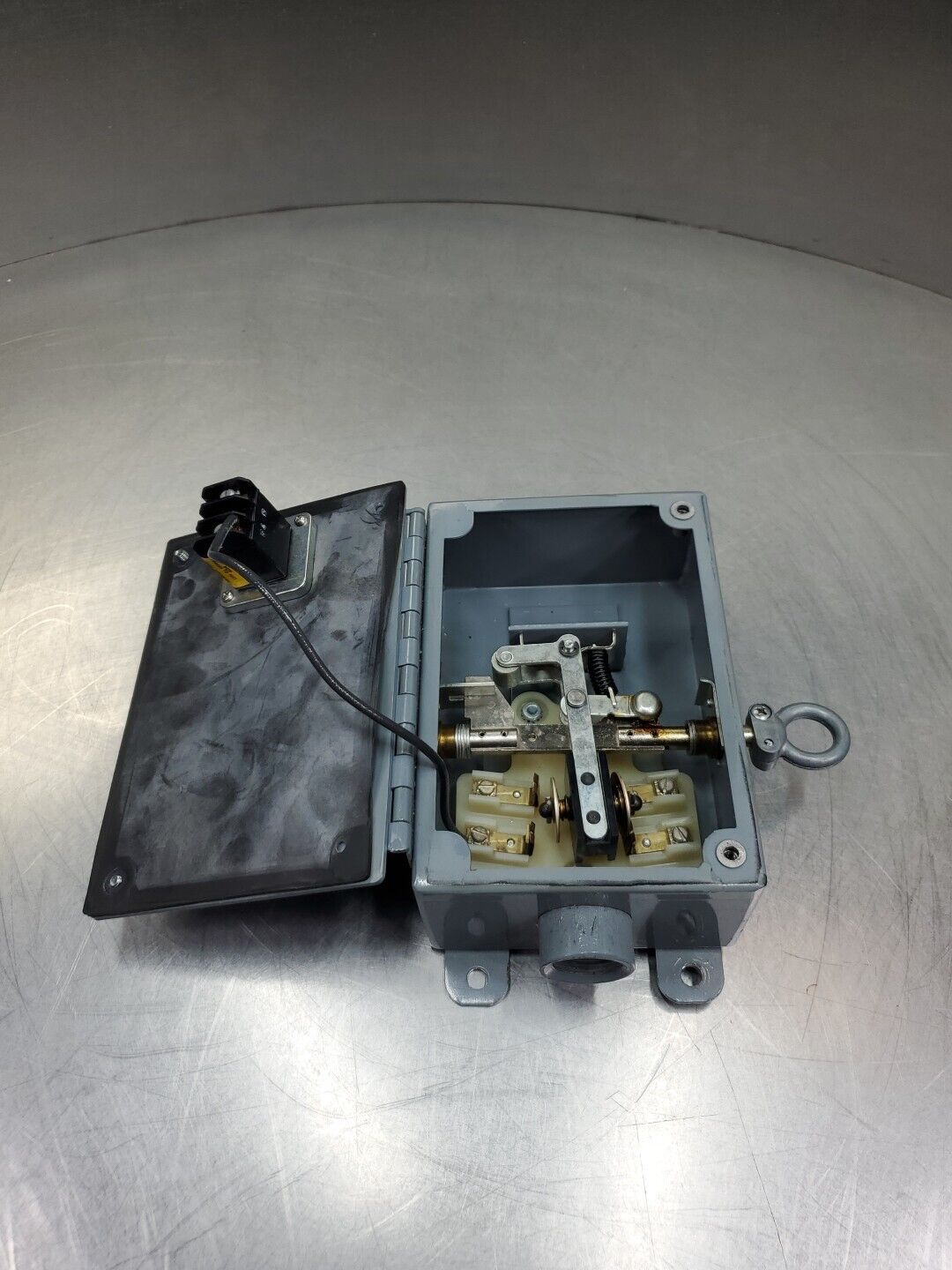 REES 02669-200 Left Hand Cable Operated Switch w/Indicator LED.            4F-36