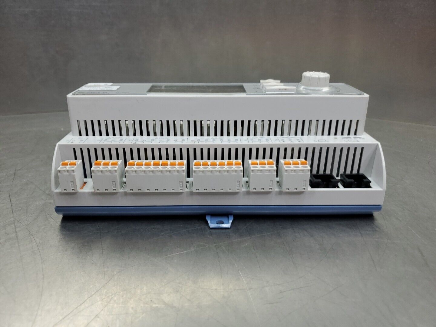 SIEMENS POL687.70/MCQ MicroTech III MT3006 BASE CONTROLLER.                3C-27