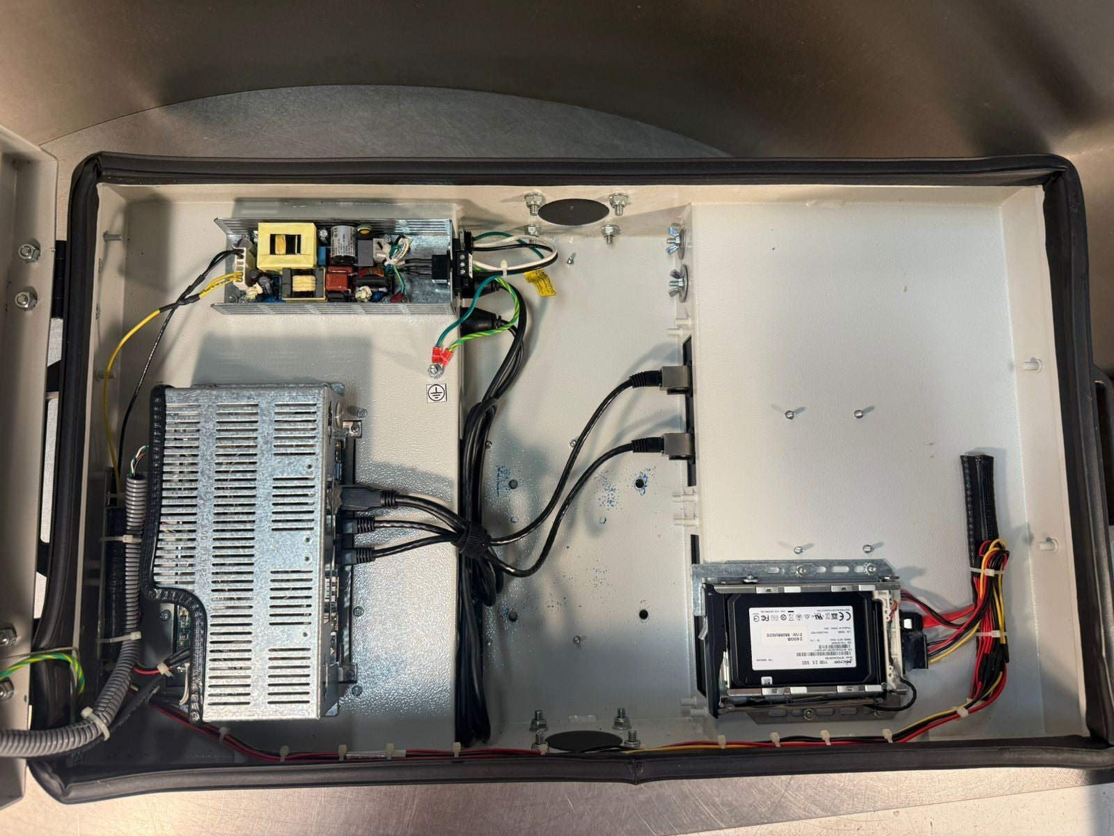 Dynics EW22PTAJD1AW76TEBXC 100-240VAC 50-60Hz 1A                  (10.6.5)