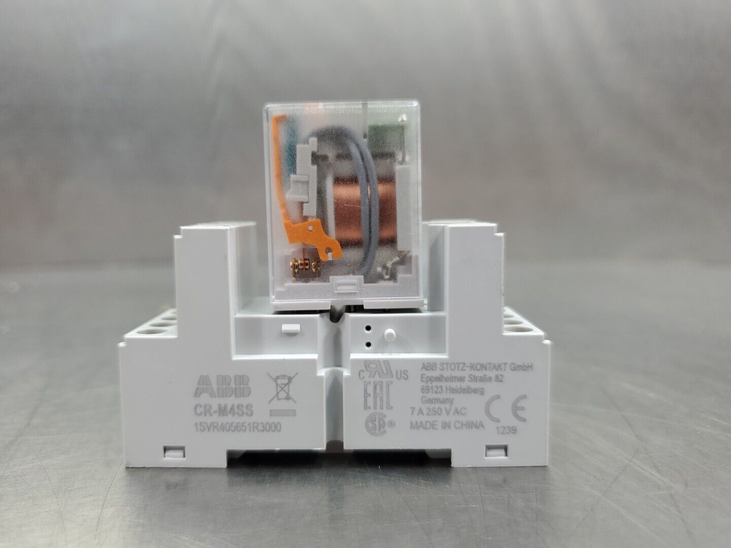 ABB CR-M024DC4L (1SVR405613R1100) Relay w/ABB CR-M4SS Base.                4E-34