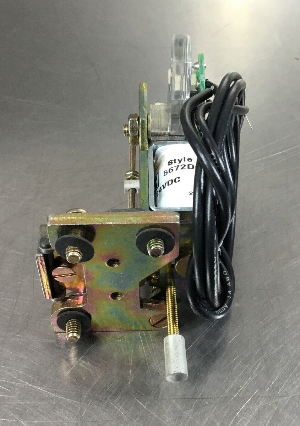 Cutler-Hammer  5672D69G17  MA UVR  24VDC  Hand Reset        4C-28