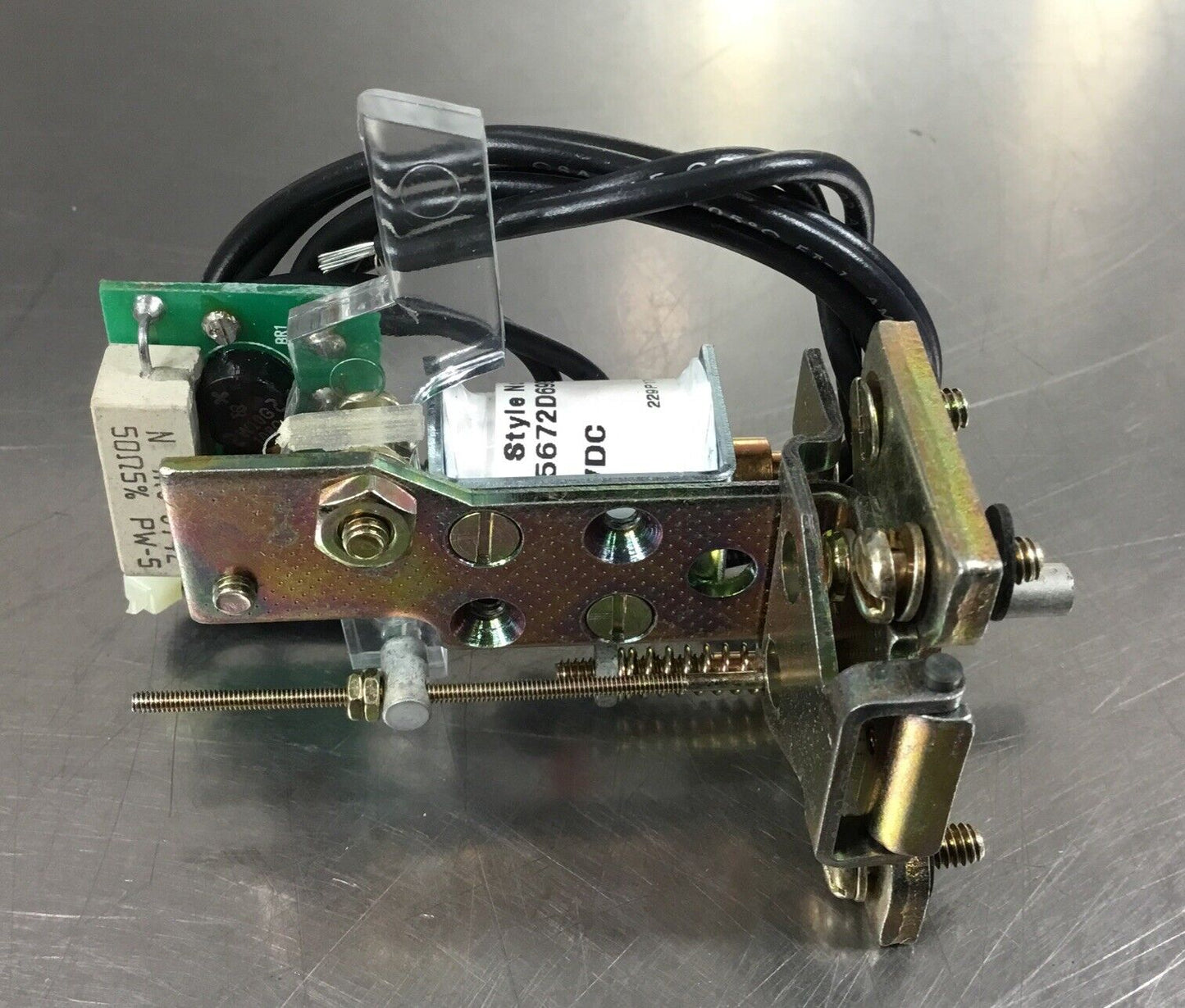 Cutler-Hammer  5672D69G17  MA UVR  24VDC  Hand Reset        4C-28