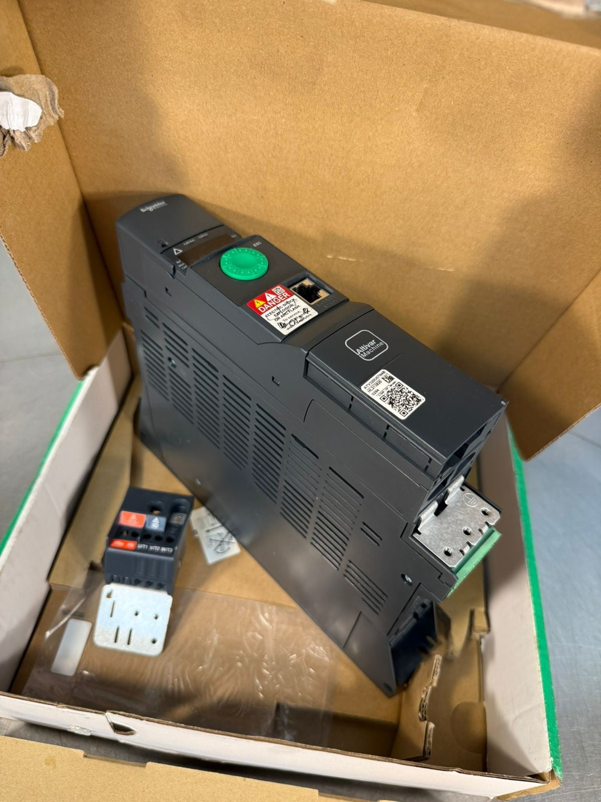 Schneider Electric Altivar 320 AC Drive ATV320U07N4B 0.75kW-1Hp    (8.5.6)