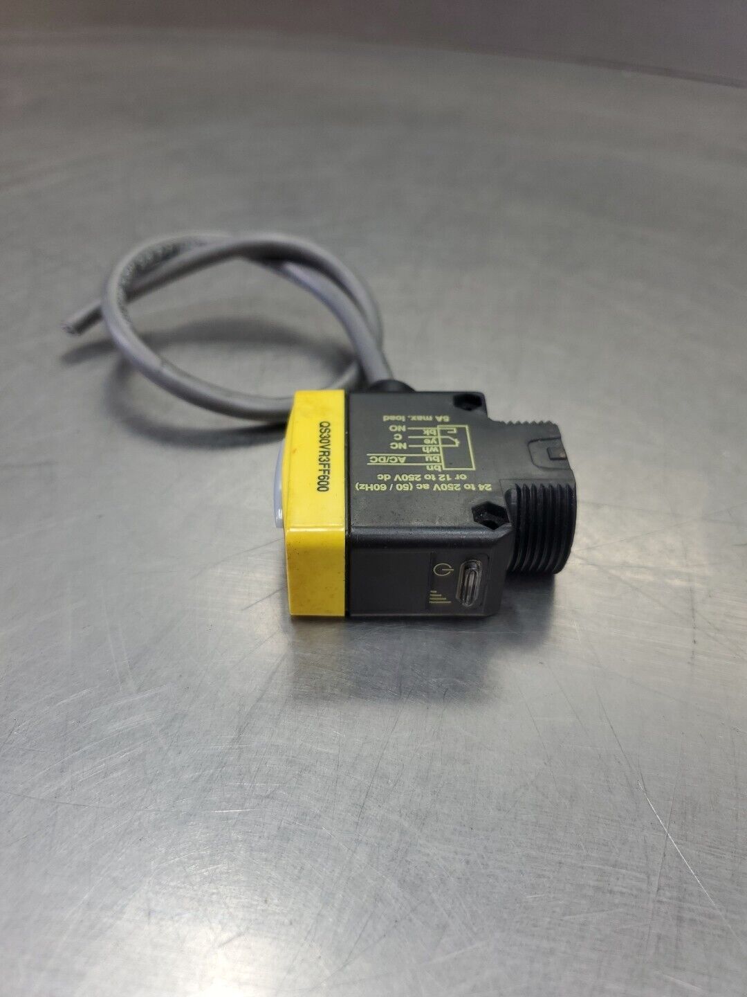 Banner QS30VR3FF600 24 to 250VAC Sensor.                                   5D-17