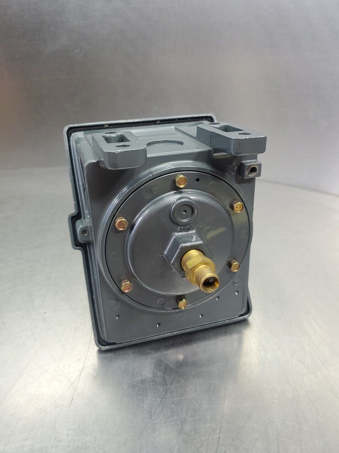 United Electric Controls J400 Model 451 Pressure Switch, 225 Max PSI.      6E-18