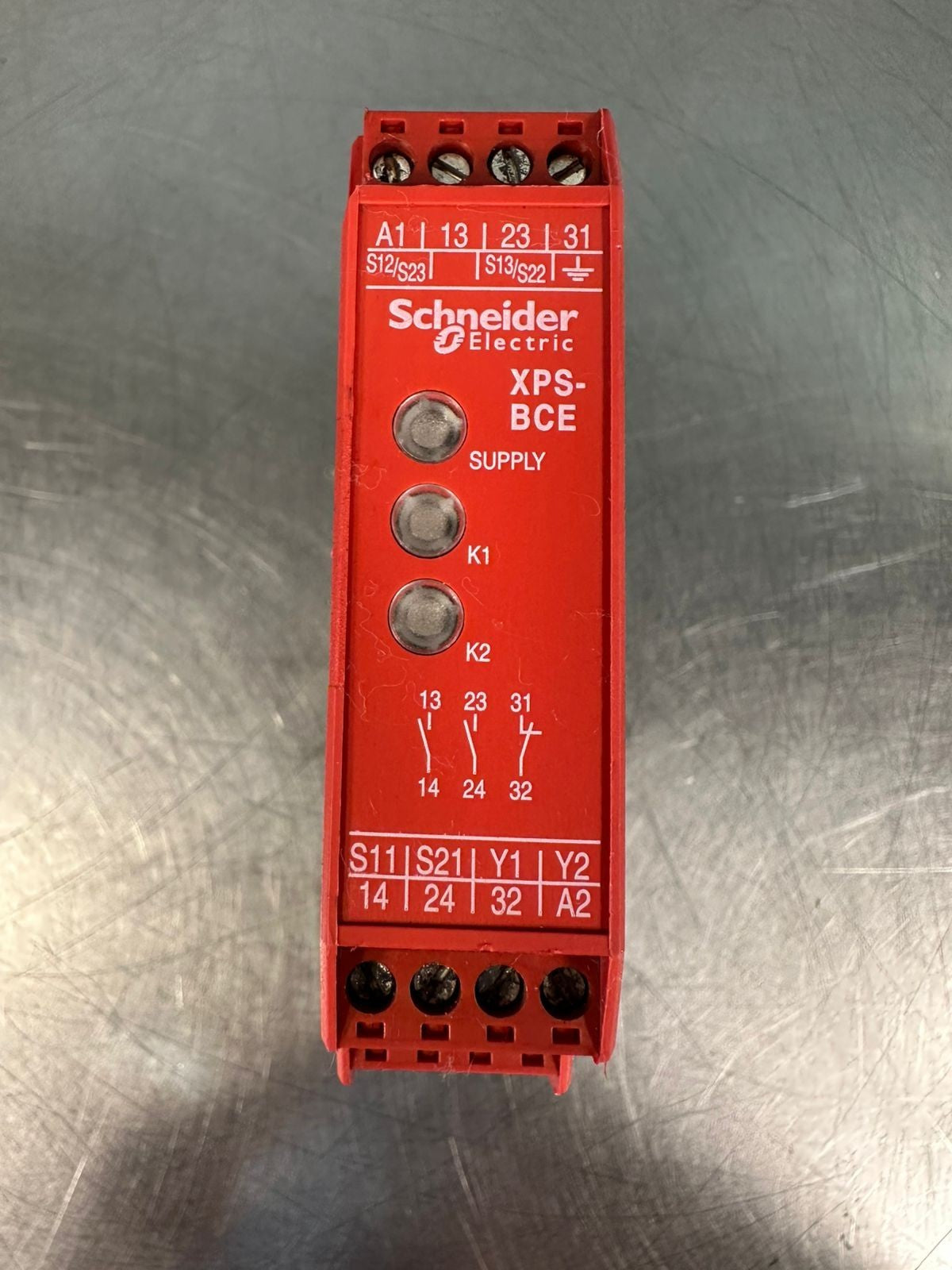 Schneider Electric XPSBCE3410P Safety Relay 115VAC 50/6HZ 8A       (7.3.4)