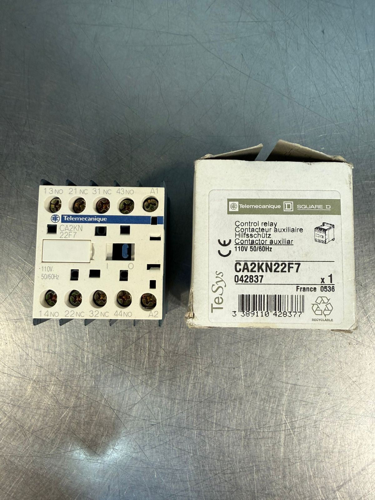 Telemecanique  CA2KN22F7 Control Relay 110 V 50/60 Hz (9.3.1)