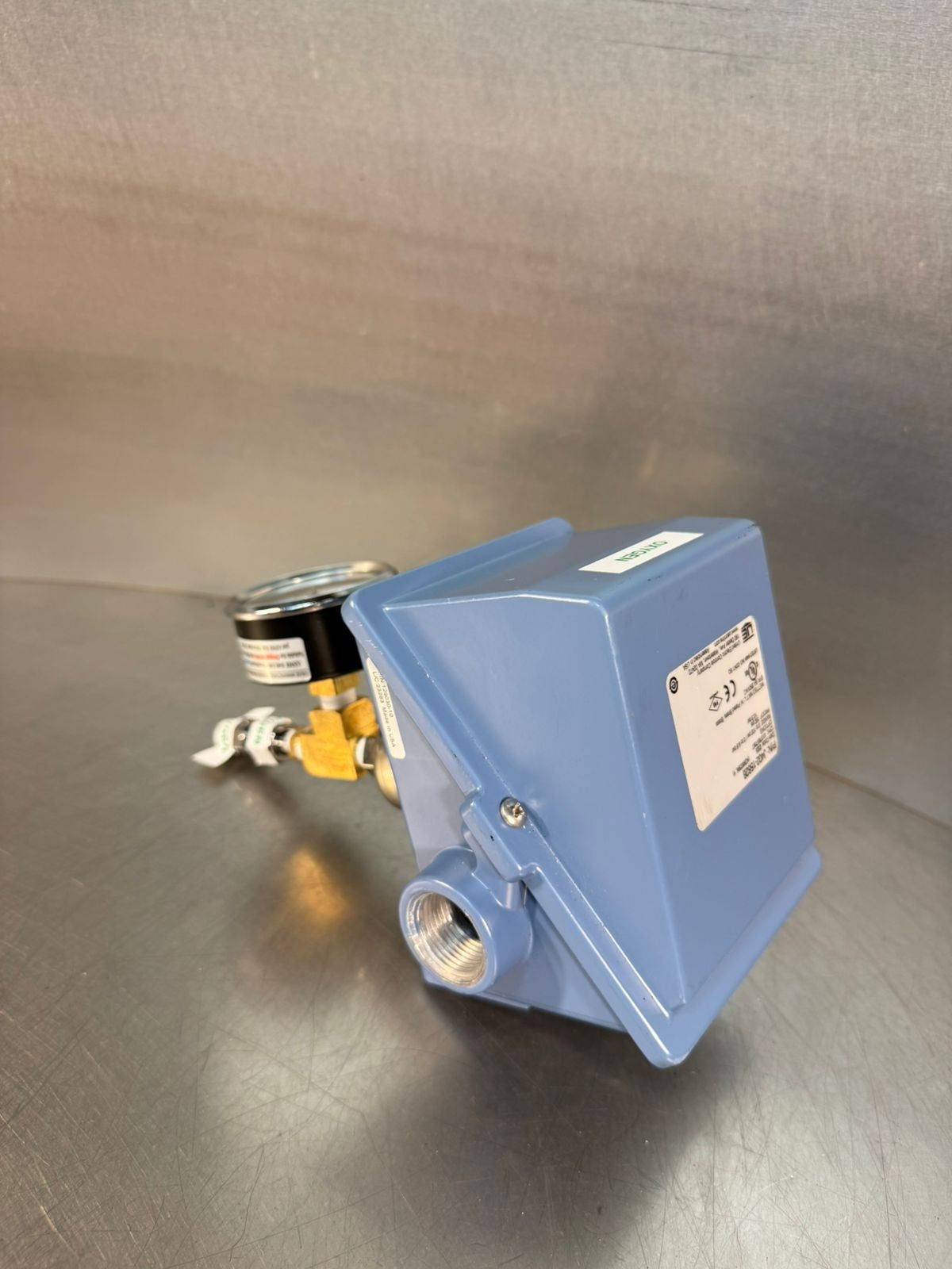 United Electric J402-15828 / 129030-10 Pressure Switch            (12.6.5)