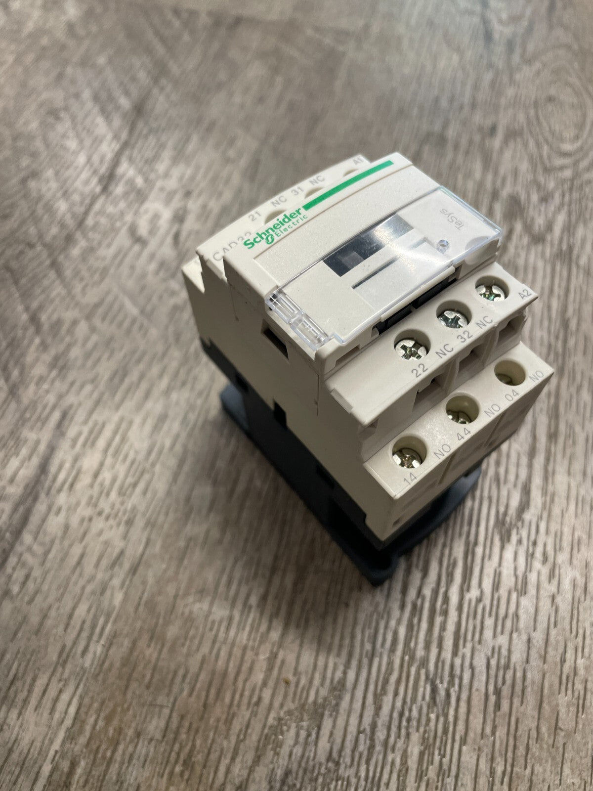 SCHNEIDER ELECTRIC CAD32, 10A, 600V, 24VDC Coil, Contactor @2C