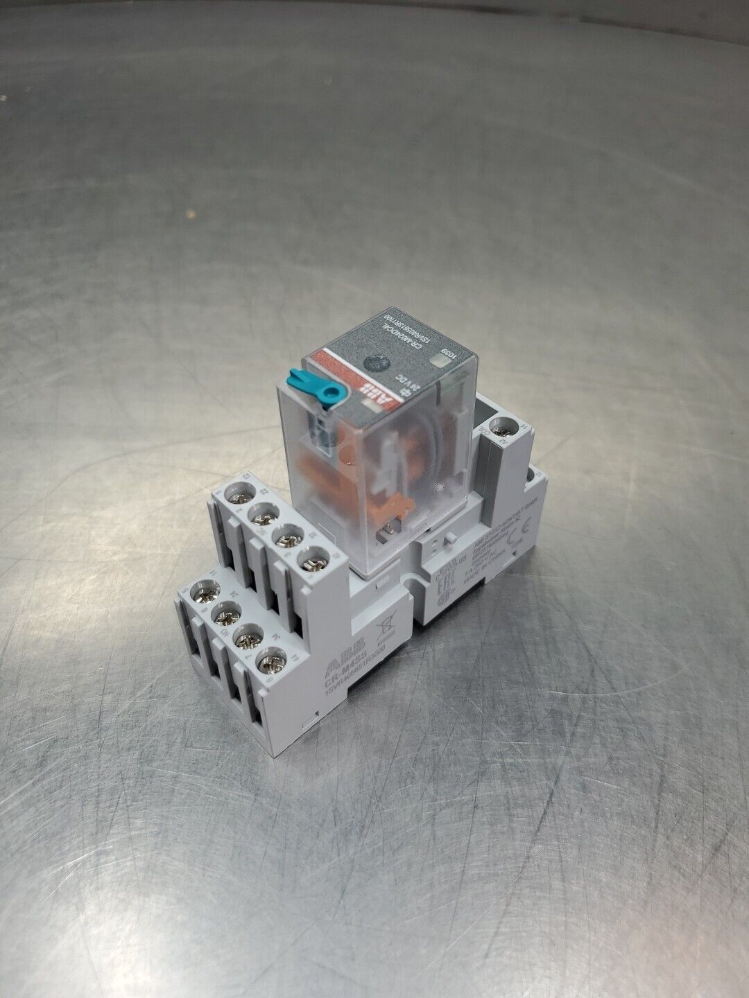 ABB CR-M024DC4L (1SVR405613R1100) Relay w/ABB CR-M4SS Base.                4E-34