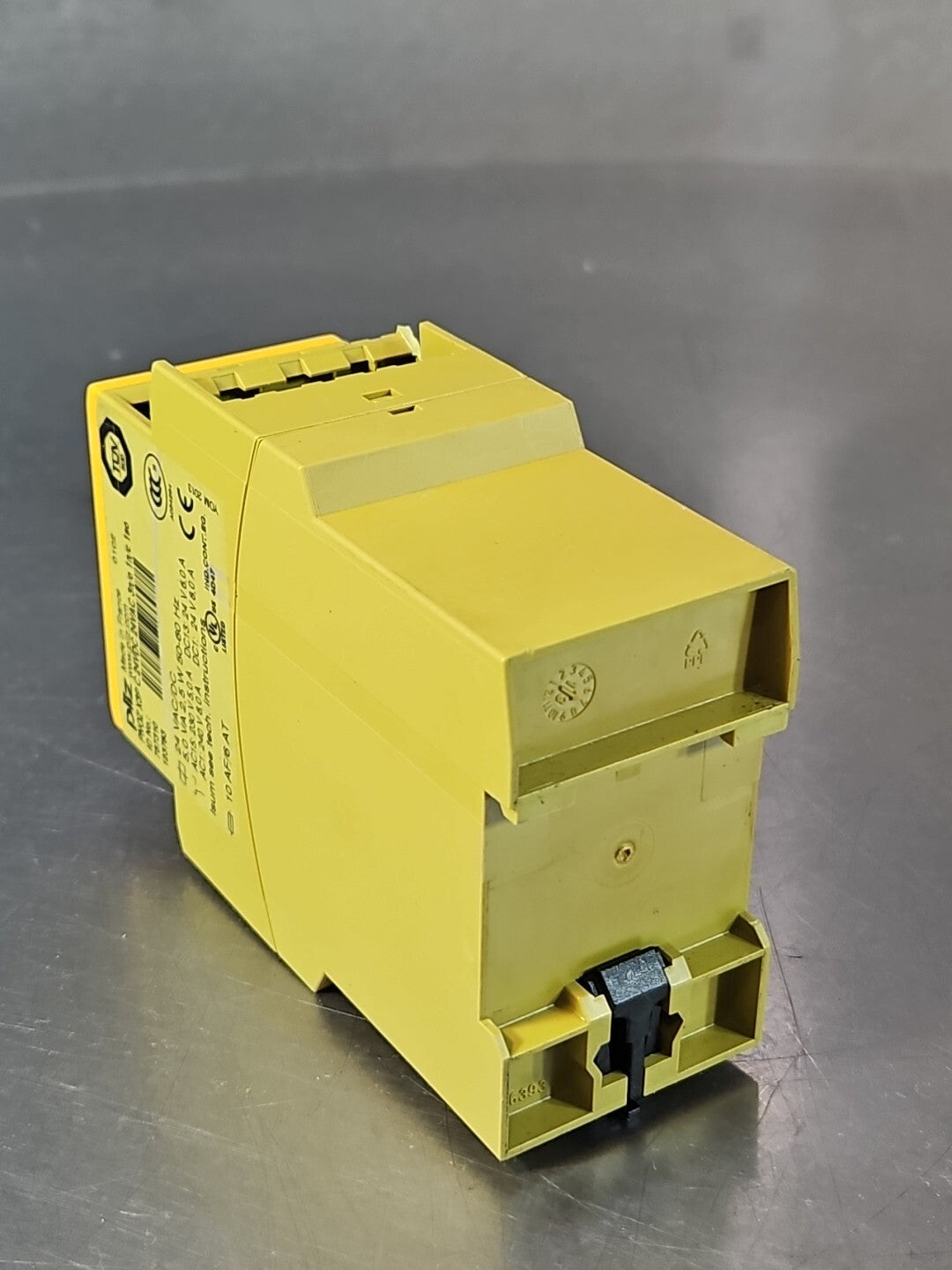 PILZ PN0Z X3P Safety relay 24VDC                                        (BIN351)