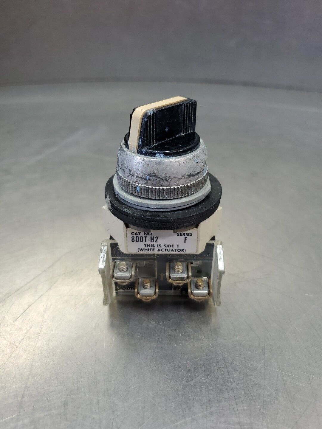Allen Bradley 800T-H2 Ser 5 2-Pos Maintained Selector Switch.              4E-29