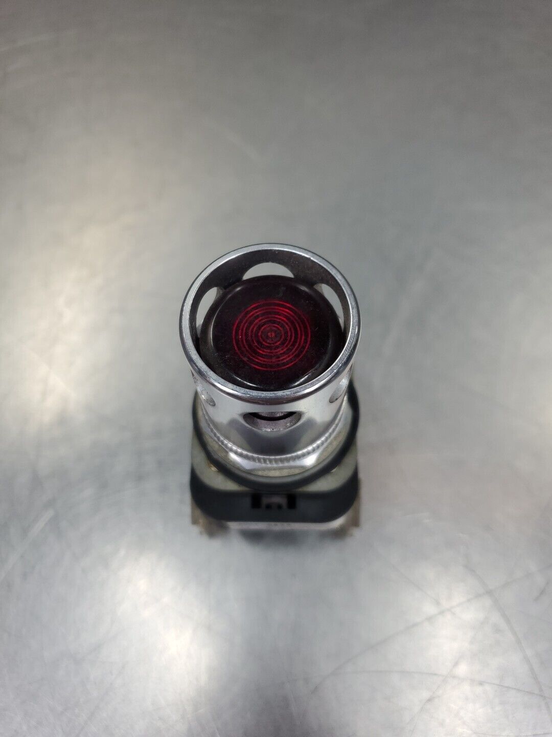 Allen-Bradley 800T-QA24 Ser T Momentary Red Push Button, Illuminated.       4D-8