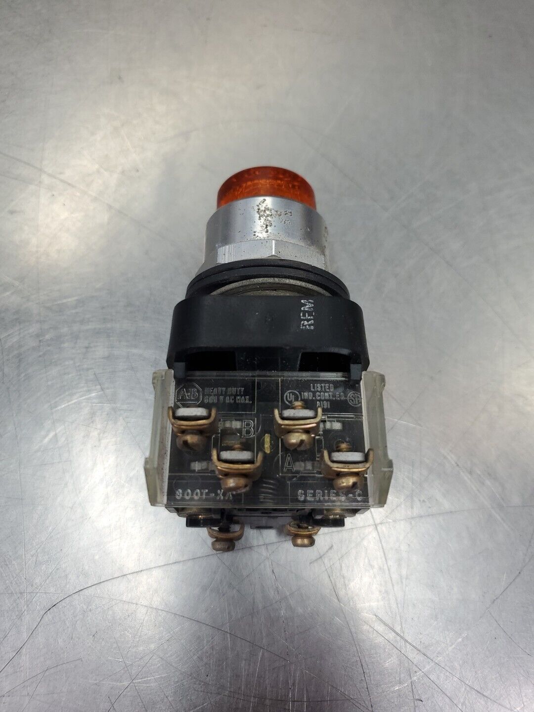 ALLEN BRADLEY 800T-PT16 SER N AMBER PUSHBUTTON SWITCH.                      4D-8