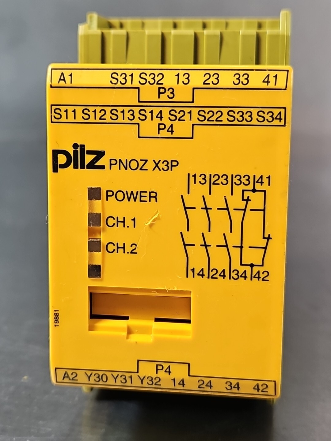 PILZ PN0Z X3P Safety relay 24VDC                                        (BIN351)