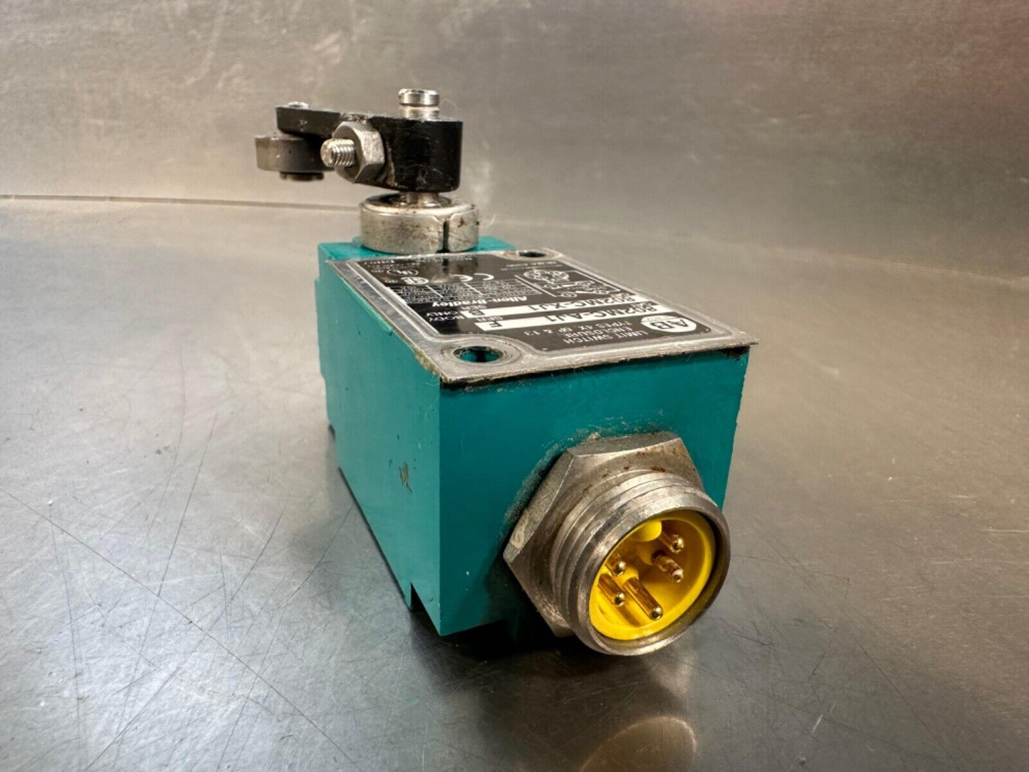 Allen Bradley 802MC-AJ1 /F With  802MC-AX / Operador Head (5E-27)