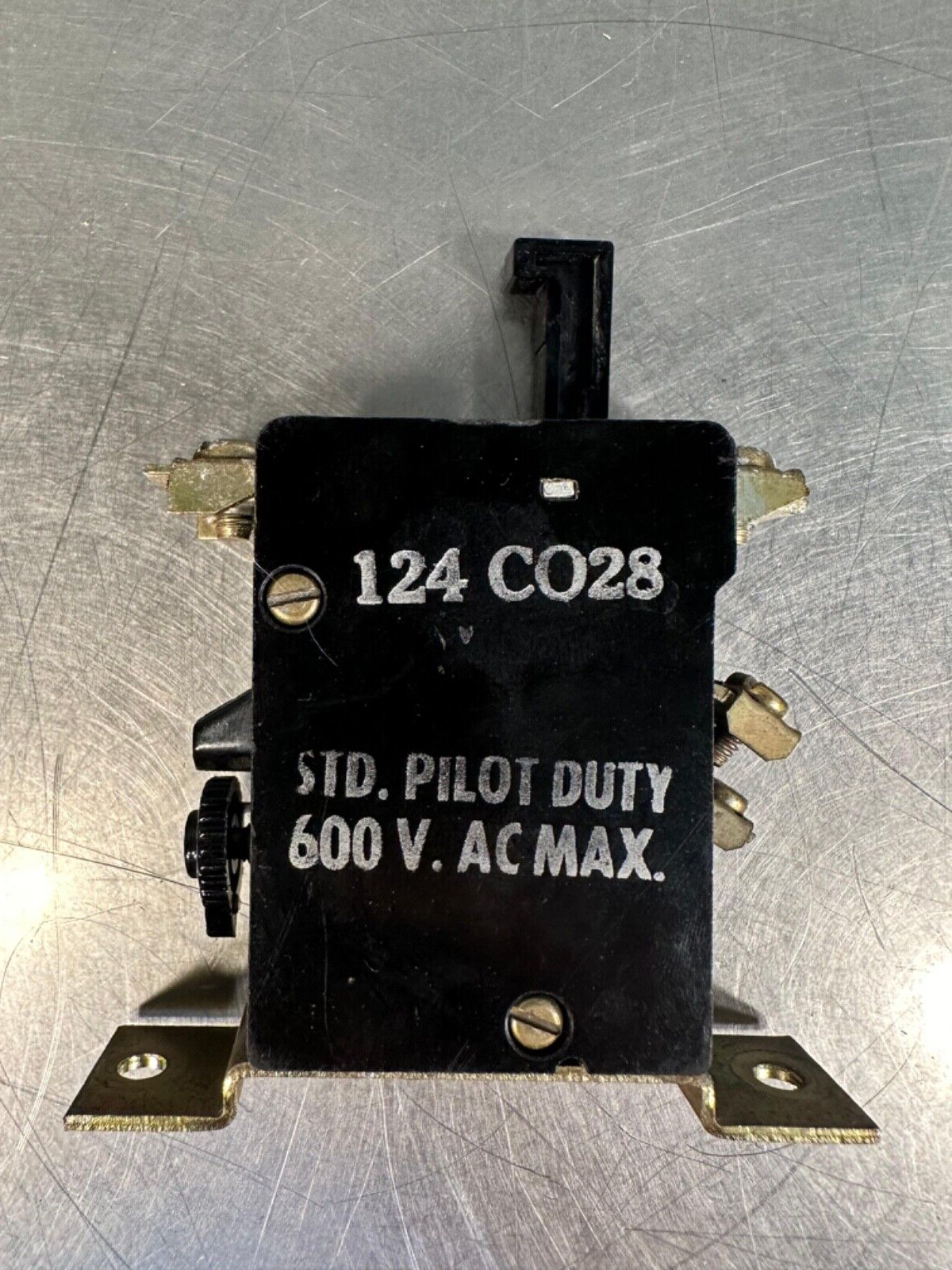 GE 124C028 Relay, 600VAC Std Pilot Duty.                   (4c-39)