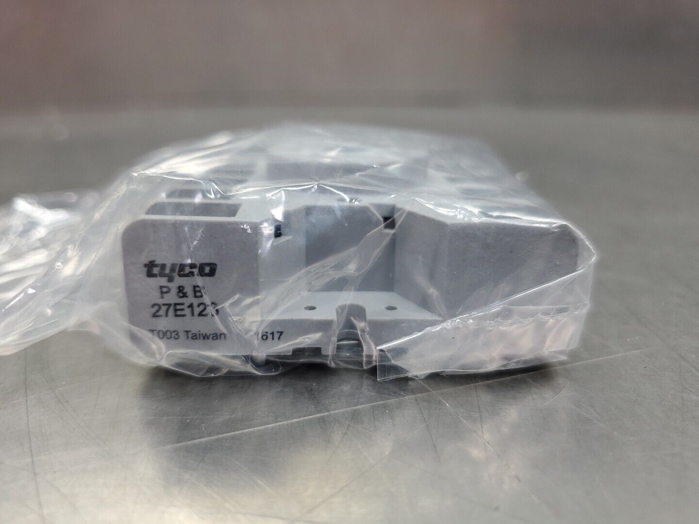 Tyco P&B 27E123 11-Pin Relay Socket.                                       4D-27