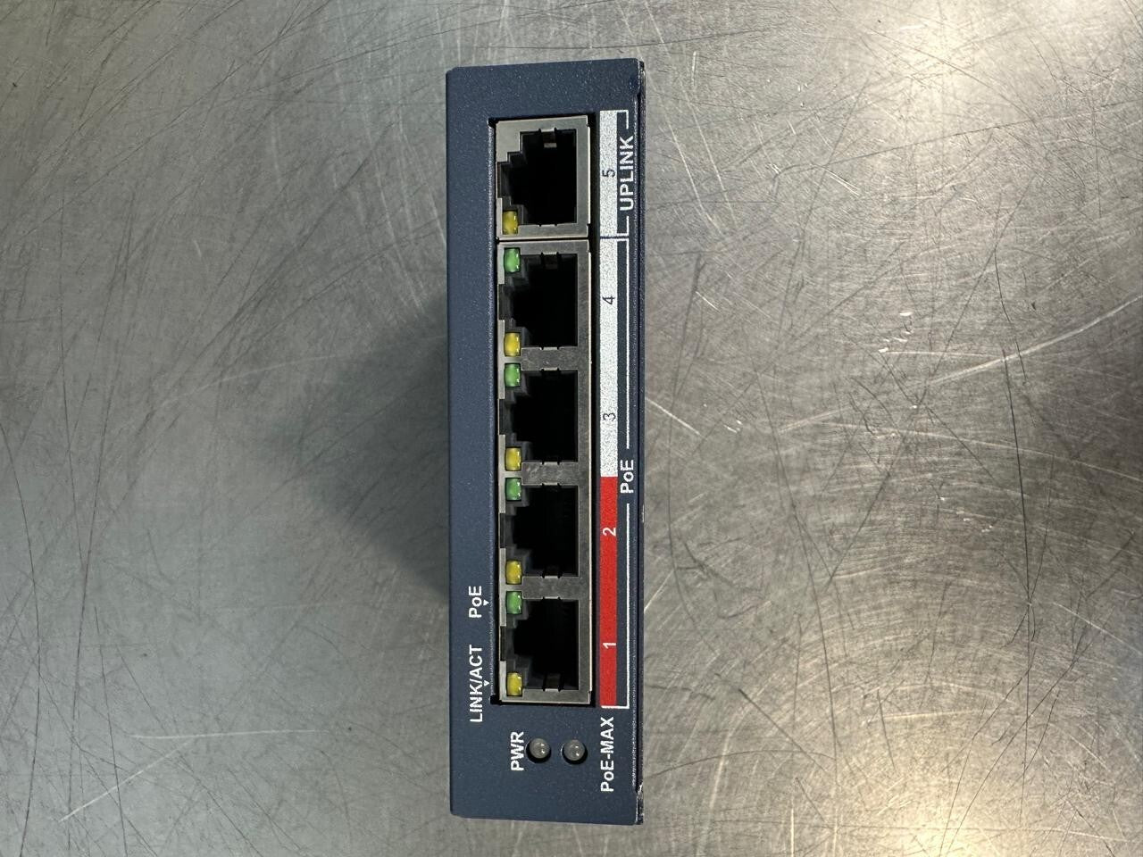 Hikvision DS-3E0105P-E2 4-Port Fast Ethernet 48V 1.35A              (6.3.4)