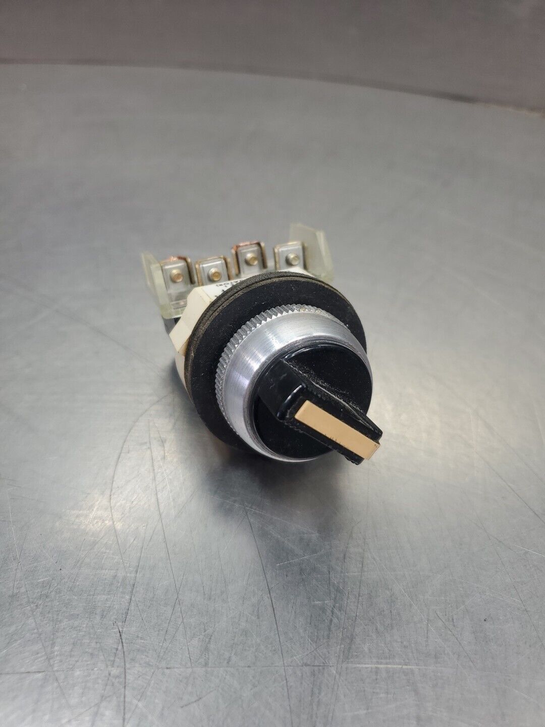 Allen Bradley 800T-H2 Ser F Momentary Selector Switch.                     4D-32