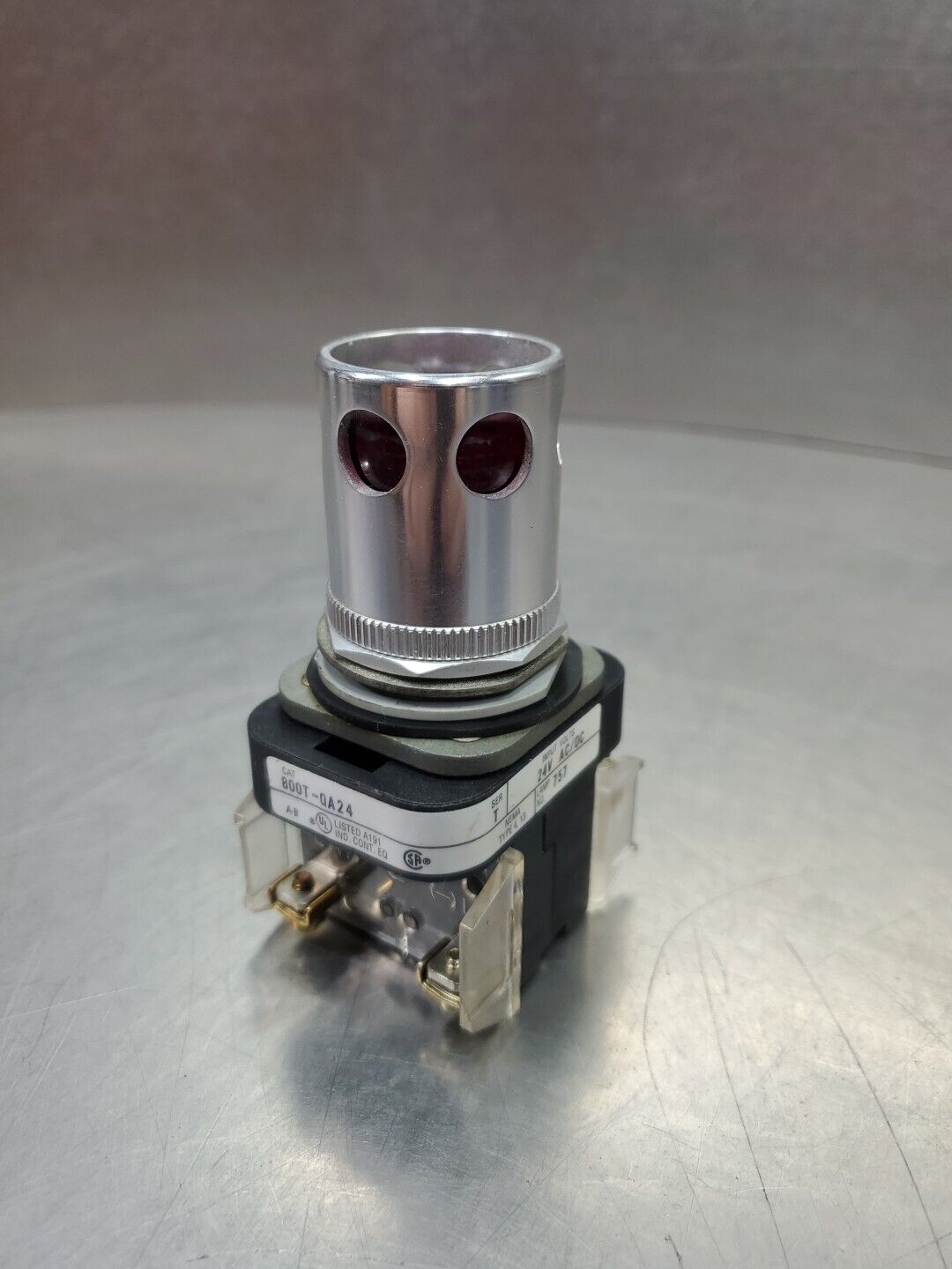 Allen-Bradley 800T-QA24 Ser T Momentary Red Push Button, Illuminated.       4D-8