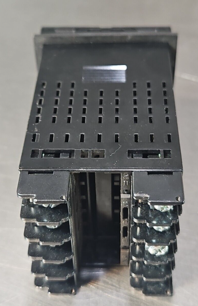 OMRON E5CSV-R2T Temperature Controller                                  (BIN413)