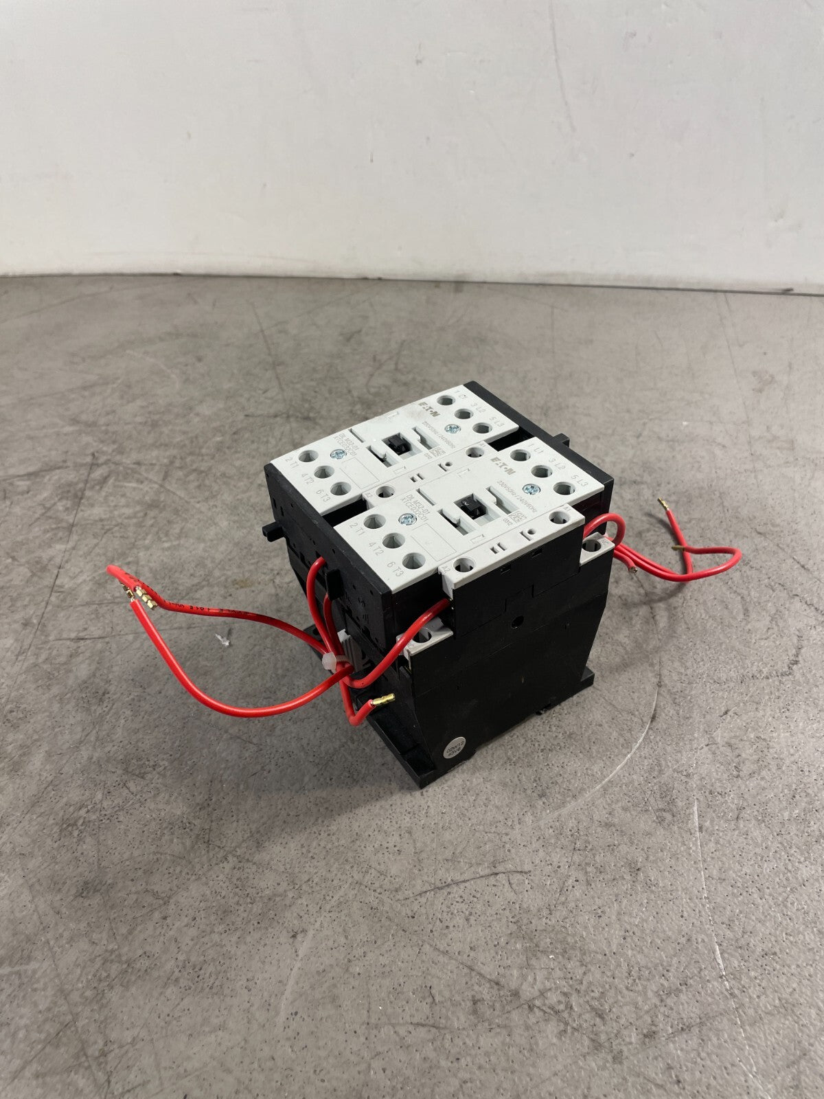 Eaton DilM32-01 XTCE032C01  240V 60Hz 3-Pole AC/DC Electric Contact @3.3.5