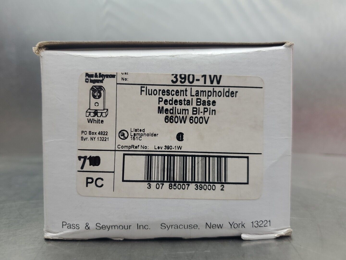 Pass & Seymour 390-1W Fluorescent Lampholder Pedestal Base, 660W 600V.     5E-29