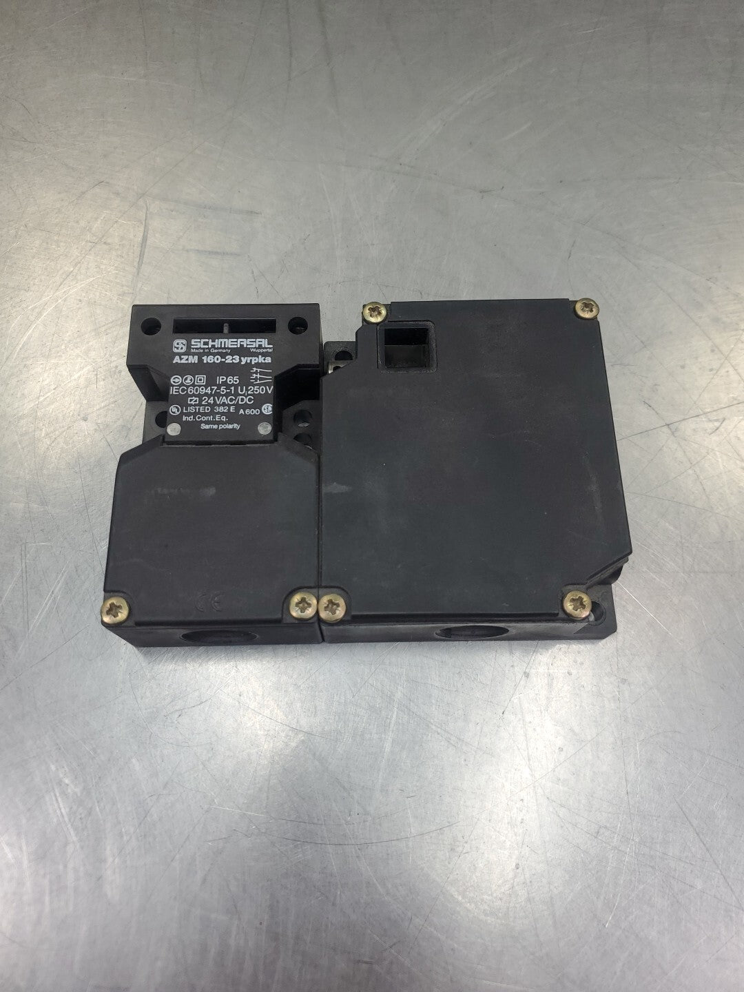 SCHMERZAL AZM 160-23YRPKA Locking Switch Latch, 24VAC/DC.              4C-13