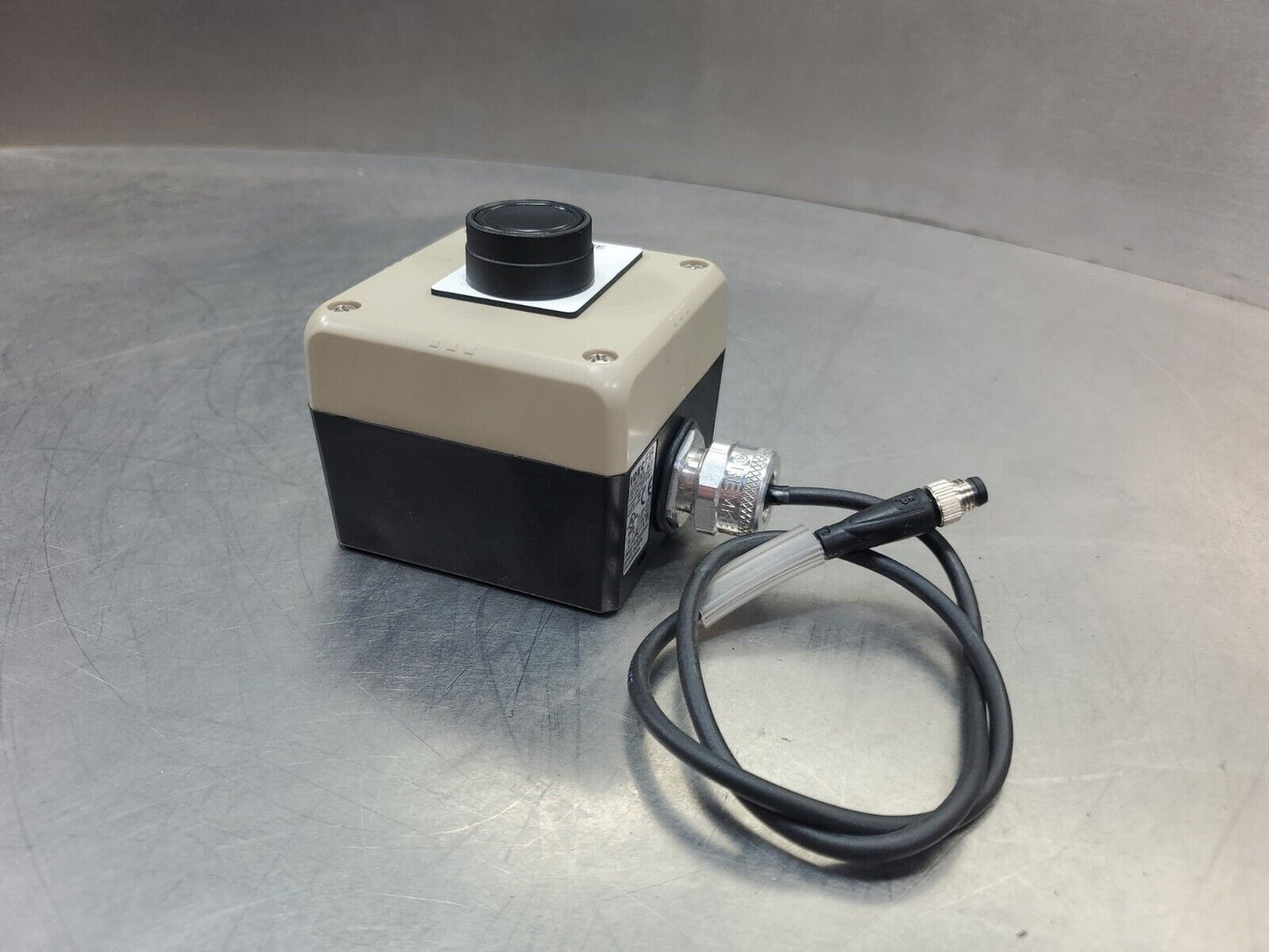 IDEC FB Release Control Pushbutton Switch Box.                              4E-5