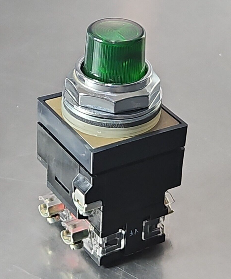 GE CR104PBT11G353 GREEN ILLUMINATED PUSHBUTTON.   Loc4D23