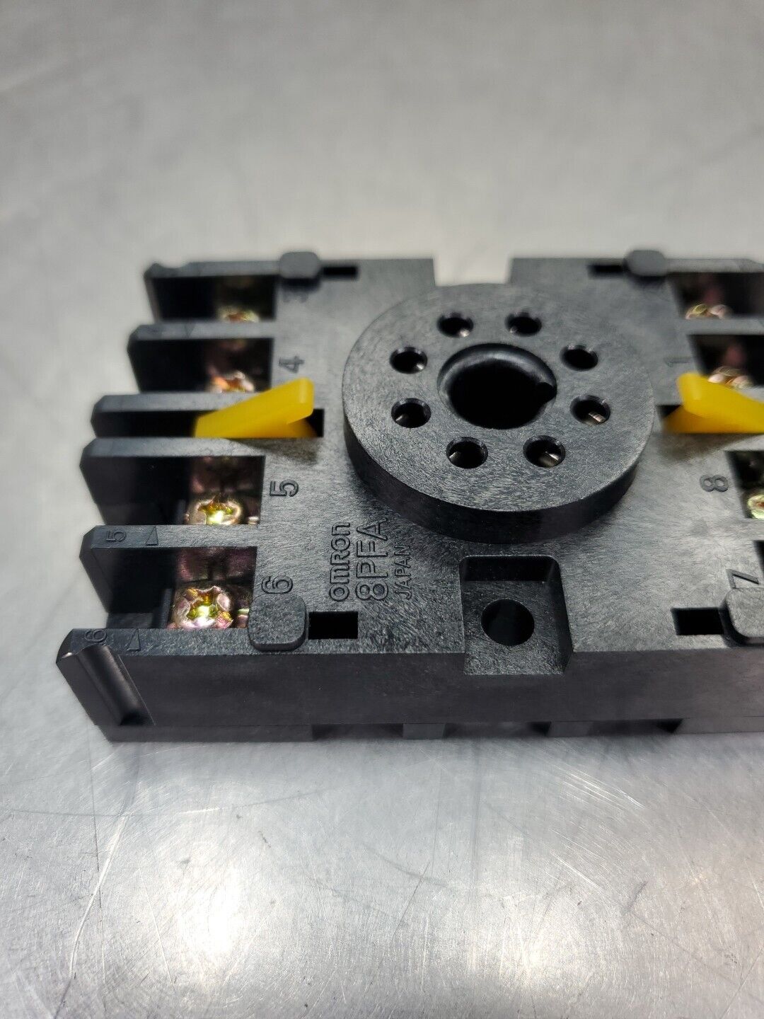 OMRON 8PFA 250V 7.5A RELAY SOCKET.                                         4B-19