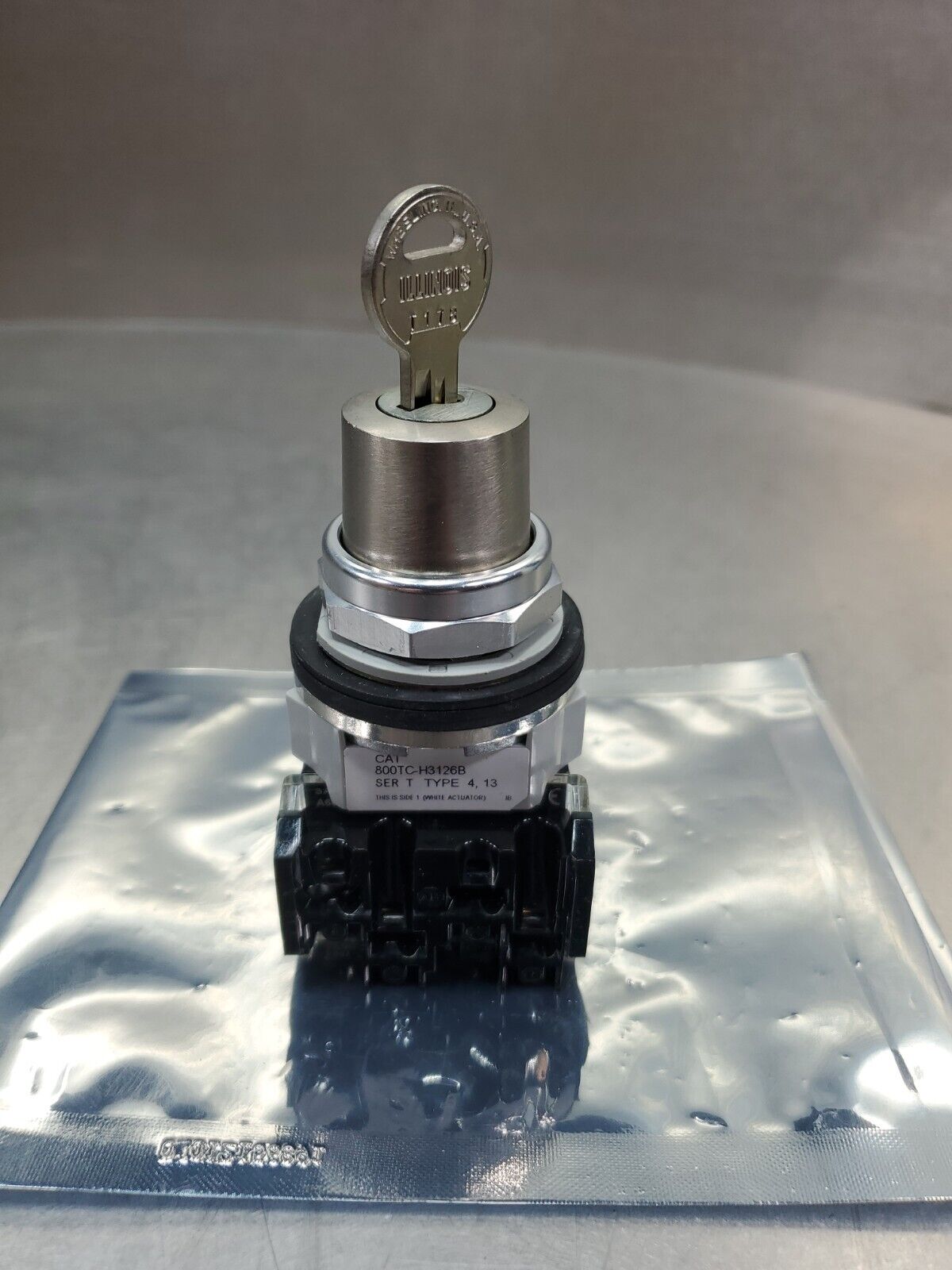 ALLEN-BRADLEY 800TC-H3126B  SER. T Lock-Out Selector Switch.                4A-2