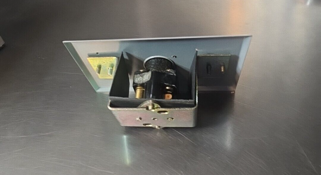 General Eletric CR2943NB301E Switch button.                        Loc4B19