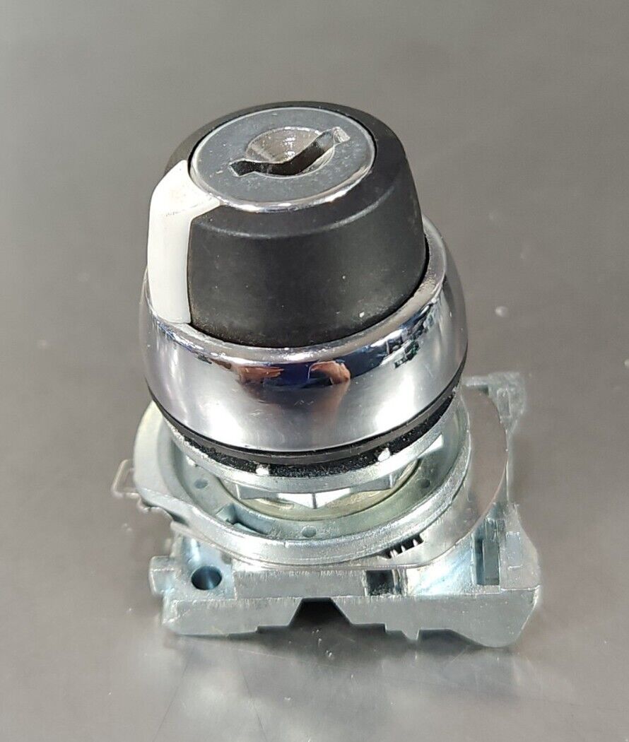 Allen-Bradley 800FT- Metam button with key.                             Loc 4A-1